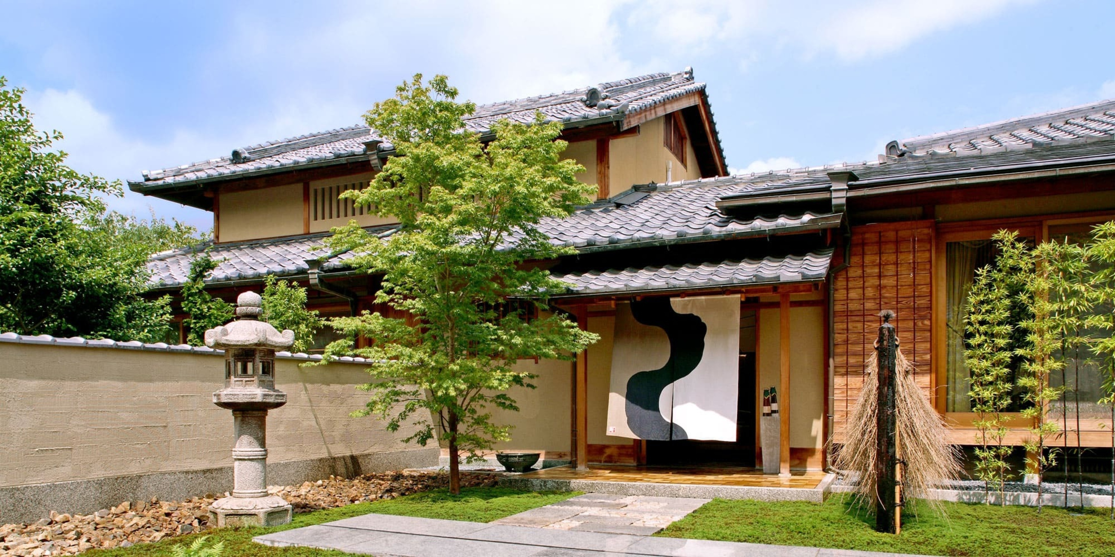 仁壽殿は洛北金閣寺のすぐ傍、京都での上質な長期滞在をご提案するラグジュアリーマンスリーマンションです。